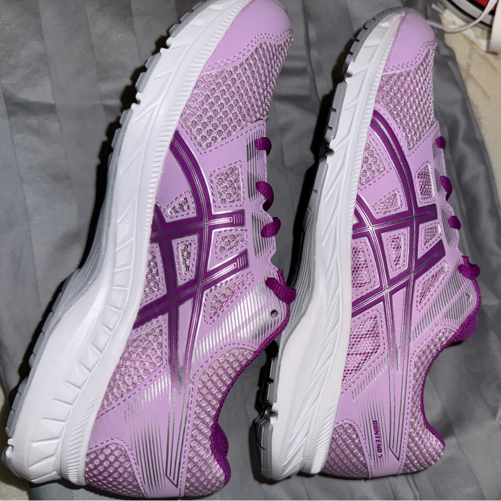 COPY - NWT ASICS size 5.